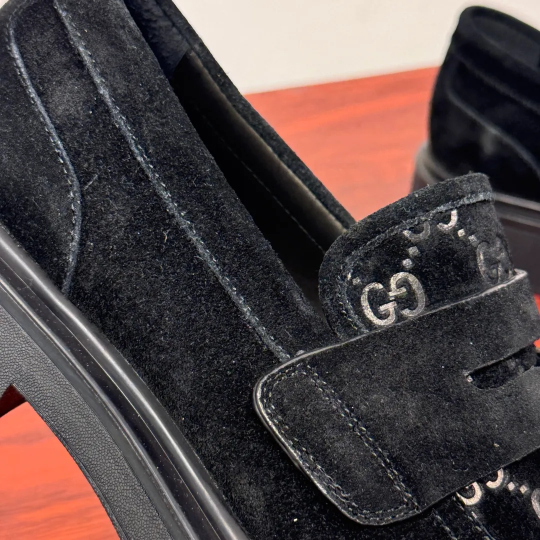 Batch 780 Gucci/Gucci new men's loafers with GG details, thick-soled slip-ons! The design of this men's lace-up shoe is rooted in the brand's heritage. It is carefully crafted from high-quality calfskin/open-edge beaded cowhide/suede cowhide. It is made of various leather types and is embellished with GG printed embossed suede leather details, which pays homage to Gucci's classic monogram. The rubber sole with GG pattern adds a modern touch to the design. Classic and simple sponge cake style design. European and American classic version, full calfskin lining. The overall upper texture is soft. The lining is comfortable and breathable. 2CM thickened soft rubber sole, easy to control. Versatile and stylish on the foot. Available in multiple colors to meet different matching needs. Full package! Size: 39-40-41-42-43-44 leather shoe size (can be customized to 38.45.46) Item number: 7826 Loafers black suede